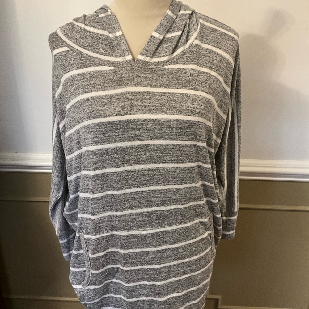 41 Hawthorn Heathered Gray and Cream Knit Top